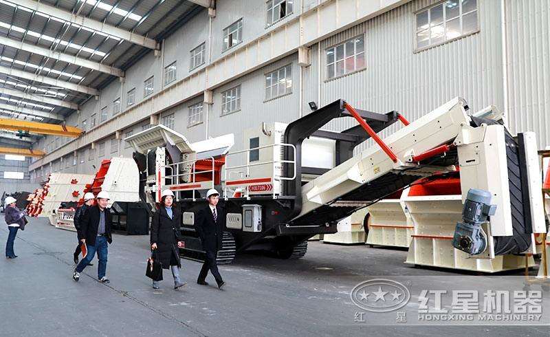 河南鄭州移動式粉碎機(jī)廠家，用戶參觀車間